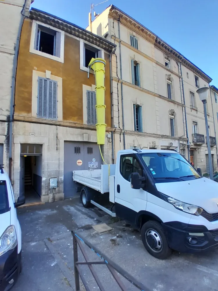 Camion decharge maison
