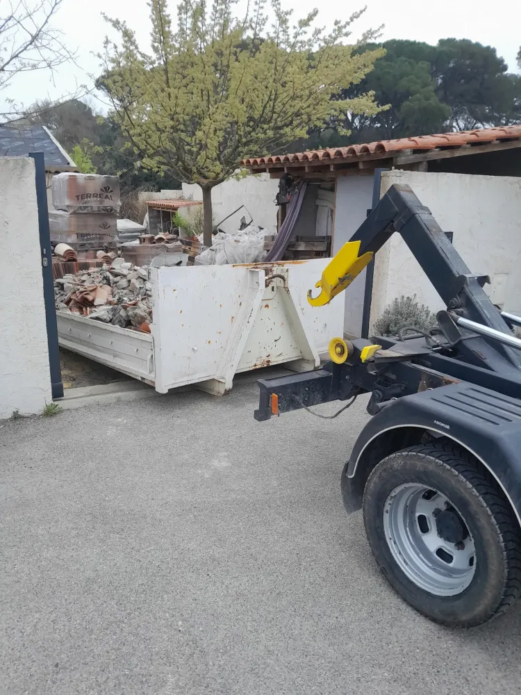 Benne derriere camion